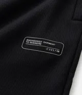 Pantalón deportivo negro de corte slim, con cintura elástica y bolsillos laterales.