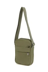 Bandolera verde militar de nylon con correa ajustable, bolsillo frontal con cierre y logo estampado.
