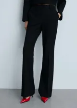 Pantalón de vestir negro acampanado, de tiro alto, con trabillas, bolsillos laterales y cierre oculto de botón, gancho y cremallera.