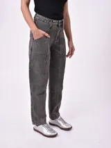 Pantalón de jean gris oscuro de corte recto.