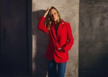 Blazer colorado de pana forrado, con botones adornados con el escudo de Uruguay.