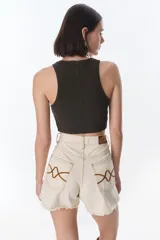 Musculosa corta color bordó, de algodón acanalado, con cuello redondo y sisas anchas.