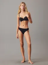 Soutien strapless negro Calvin Klein, con push-up y cierre trasero con gancho.