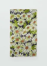 Fular rectangular de tejido mezcla de lino con estampado de flores en tonos verde, blanco y marrón sobre fondo negro.