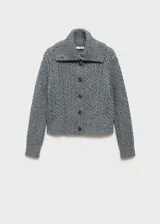 Cárdigan gris de tejido de punto grueso con diseño trenzado, cuello camisero, cierre frontal con botones y terminaciones acanaladas.