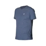 Remera azul de manga corta con cuello redondo y logo pequeño estampado en el pecho.