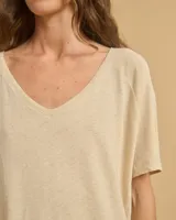 Remera marrón de lino y algodón, con escote en V y mangas cortas.