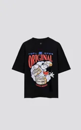 Remera negra de algodón con cuello redondo y calce oversize. Estampado en el pecho con un diseño de Disney de un recipiente de dim sum con palillos.