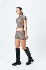 Short negro de punto con textura acanalada.