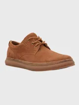 Zapato acordonado de gamuza color marrón claro con suela de goma.
