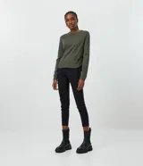 Blusa de viscosa color verde militar, de manga larga y cuello redondo. Presenta corte peplum con volado en el bajo y textura acanalada.