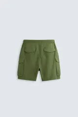 Bermuda color verde militar, relaxed fit, confeccionada en tejido técnico ligero. Cintura elástica ajustable con cordón interior, pliegues frontales, bolsillos delanteros y traseros con solapa, bolsillos cargo con solapa en perneras. Cierre frontal con cremallera y botón.