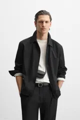 Sobrecamisa negra de algodón con cuello solapa, manga larga con puños abotonados, bolsillos de parche en el pecho y cierre frontal con botones. Corte relaxed fit.
