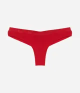 Bombacha bikini hilo color rojo, con textura acanalada y cintura con lettering.