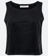 Musculosa negra de gamuza sintética con corte recto y cuello redondo.