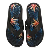 Chancletas negras con estampado de hojas y flores en tonos azules, naranjas y amarillos.