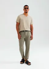 Camiseta de manga corta color rojo con cuello en V.