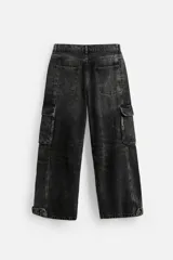 Pantalón relaxed fit confeccionado en denim de algodón celeste con efecto lavado. Cuenta con bolsillos frontales, traseros de plastrón y bolsillos multifunción en las perneras. El bajo es ajustable con trabilla. Cierre frontal con cremallera y botón.