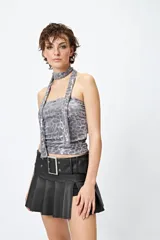 Top strapless color beige con estampado animal print metalizado y pañuelo a tono que se ata al cuello.