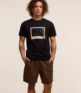 Bermuda masculina color lila texturizada, con cintura elástica ajustable con cordón, bolsillos laterales y etiqueta de marca en el lateral.