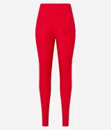 Calza legging deportiva roja de poliamida y elastano, con cintura alta, recortes y bolsillo lateral.