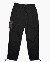 Pantalón jogger negro de tela tipo rompevientos, con cintura elástica ajustable con cordón, bolsillos laterales y bolsillos cargo con solapa en los muslos.