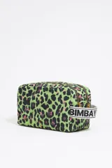Neceser Bimba y Lola de nylon con estampado animal print en tonos verde y rosa. Tiene estructura blanda, tamaño grande, asa de tejido logotipada, logo metálico, acabados metálicos dorados, bolsillo interior, cierre con cremallera e interior con placa metálica logotipada.