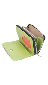 Billetera mediana negra con cierre alrededor y detalles en verde flúor. Interior con visor, tarjeteros y bolsillos. Compartimento posterior con cierre metálico, incluye bolsillos y monedero con cierre.