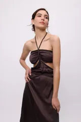 Vestido midi amarillo de satén con escote halter, trenzas en cuello y cintura, cut-outs laterales y falda recta.