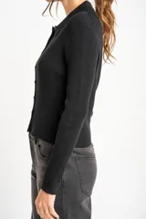 Cardigan negro de tejido de punto acanalado, con cuello polo, corte al cuerpo y cierre frontal con botones.