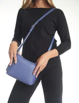 Cartera bandolera Tahari modelo Cooper, color azul, confeccionada en ecocuero con textura granulada. Cuenta con asa larga regulable, compartimento principal con cierre, bolsillos internos y un monedero extra con cierre.