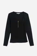 Remera de manga larga color mostaza, confeccionada en tejido acanalado, con escote cuadrado y cierre frontal metálico dorado.