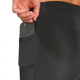Calza ciclista Adidas Essentials de mujer, color negro con logo blanco en la pierna izquierda.