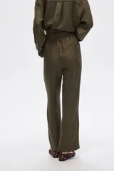Pantalón de poliéster color verde oliva, de calce medio y corte recto.