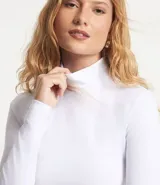 Blusa negra de algodón con cuello alto y mangas largas.