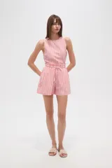 Short de algodón a rayas verticales rojas y blancas, de calce alto y holgado, con cintura elastizada y lazo ajustable.