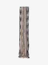 Bufanda larga Missoni con patrón de zigzag en tonos blanco, negro, marrón y naranja, y flecos en los extremos.