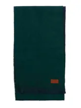 Bufanda unisex color marrón claro con flecos en los extremos y etiqueta de cuero con logo RKF.