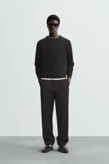 Jersey de hombre regular fit, color negro, tejido en hilatura de lana cashmere. Cuello redondo y manga larga con terminaciones en rib.