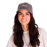 Gorra de pana color mostaza con visera curva, seis paneles y logo de Caterpillar bordado en negro en el frente.