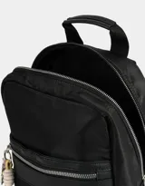 Mochila negra de tela deportiva con bolsillo frontal con cierre, tiracierres de cordón y etiqueta de goma. Tiene correas regulables, manija superior y cierre superior.