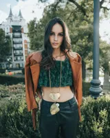 Top corto color crema, estilo bustier, confeccionado en material tipo corderito o borrego, con tirantes anchos.