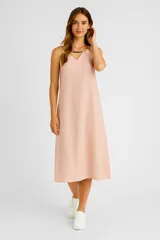 Vestido midi color rosa pálido, de corte recto y breteles finos con detalle metálico.