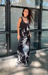 Musculosa con escote en V y breteles anchos, confeccionada en tela de lentejuelas color turquesa y verde.