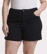 Short hot pants negro de sarga, con trabillas en la cintura, cierre frontal, bolsillos y bajo plegado.