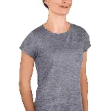 Remera deportiva gris jaspeado de corte clásico, cuello redondo y mangas cortas.