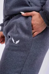Pantalón de jogging color beige con cintura elástica y logo bordado en la pierna.