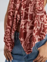 Musculosa con estampado abstracto en tonos rosa y marrón, con breteles finos y escote en V.