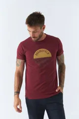 Remera de hombre color borgoña con logo circular de la marca Brookfield estampado en el frente.