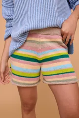 Short tejido de algodón a rayas horizontales en tonos beige, rosa, celeste y verde.